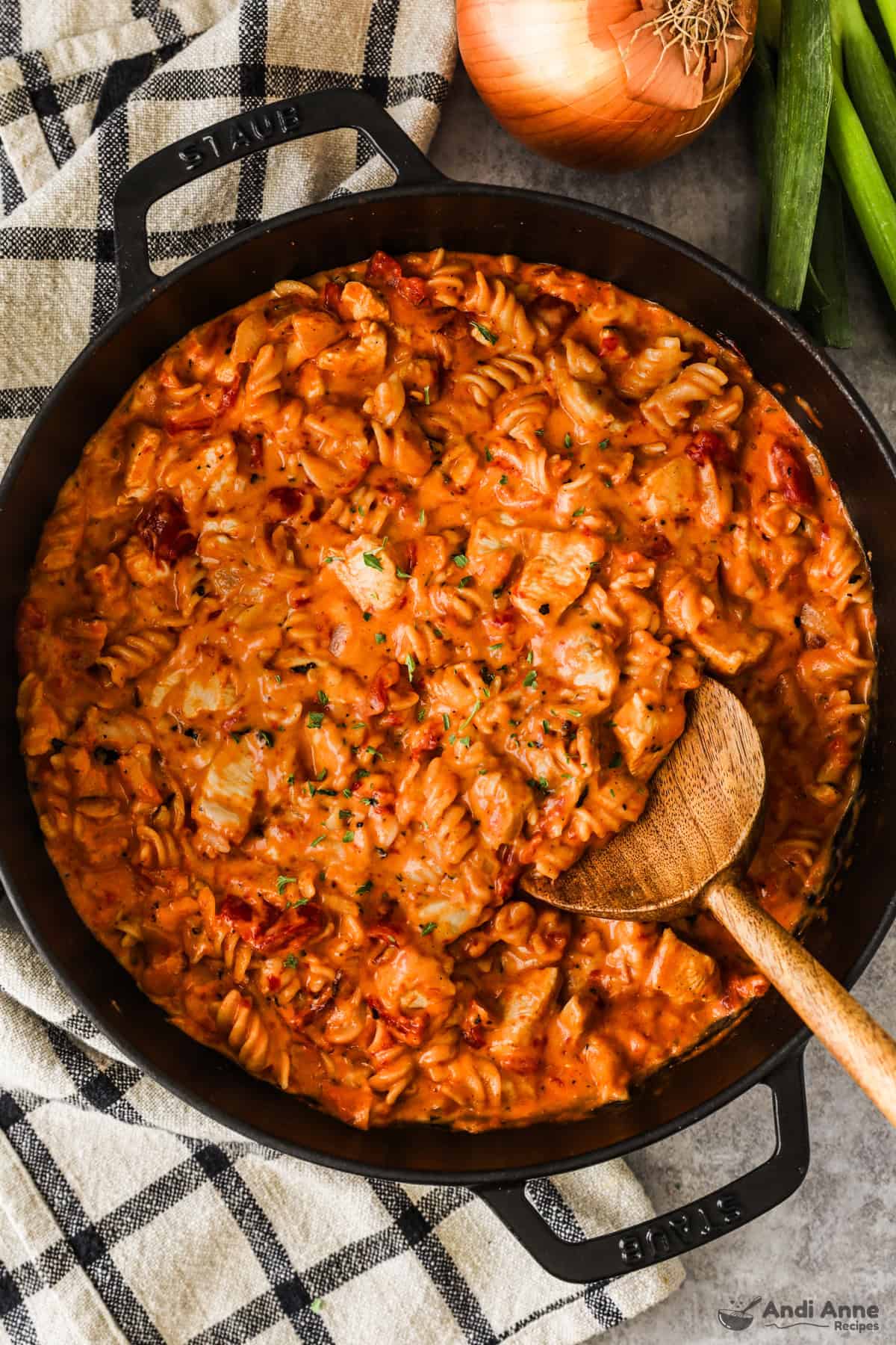 Pot with barbecue chicken pasta recipe