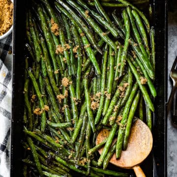 Green beans with soy sauce and brown sugar in a roasting pan.