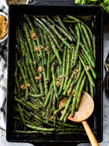 Green beans with soy sauce and brown sugar in a roasting pan.