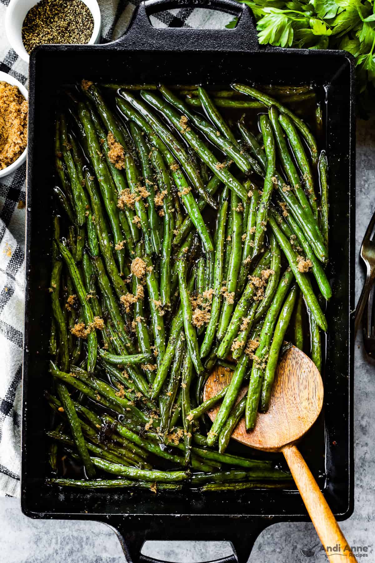 Green beans with soy sauce and brown sugar in a roasting pan.